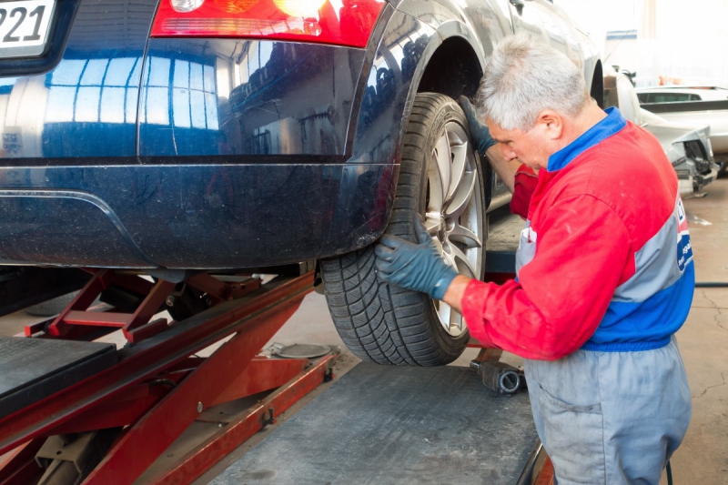 boutique-GONFARON-min_auto_repair_repair_lift_auto_mechanic_work_clothes_master_professional_man_of_the_fold-685629