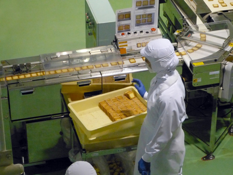 boutique-GONFARON-min_japan_sapporo_chocolate_factory_label_packaging_cookie_machine_operator-961505