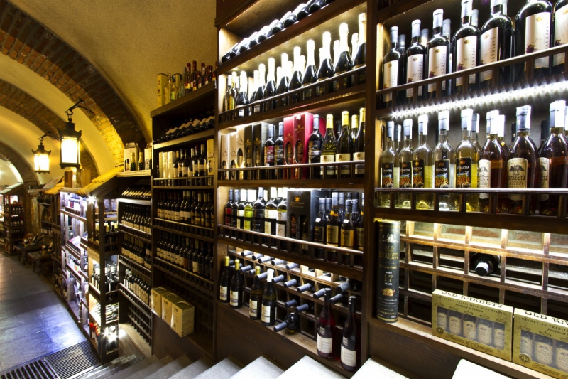 boutique-GONFARON-min_world_street_travel_shop_canon_georgia_wine_bottles-429767